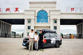 31岁那年我带父母环球旅行，自驾亚欧23国。如何说服他们？视频封面