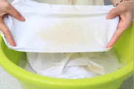 不管白色衣服发黄有多脏，一个笨招快速洁白如新，比洗衣液更好用