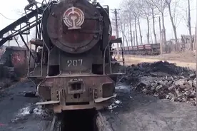 实拍中国唯一还在运行的蒸汽火车 一趟烧煤7000吨 光司机就要6个视频封面