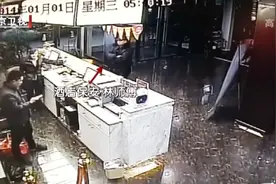 身边：男子持刀劫持前台姑娘，保安大叔临危不惧，机智解救姑娘！视频封面