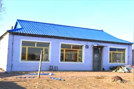 300平房子安装彩钢瓦要6000块钱，贵不贵，俩人一天就完活视频封面