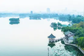 九分钟带您环湖观看济南大明湖风光，一起来寻找“夏雨荷”视频封面
