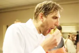 诺维茨基表示，退役后天天吃冰激凌，衣服穿不下了，好嗨哟！