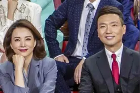 央视107位主持人聚首！董卿翘腿坐中心位，梁田站位太意外