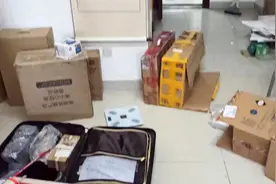 苏州三星电脑裁员了，小伙在宿舍收拾个人物品，快递回老家视频封面