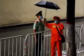 环卫工雨中为武警战士撑伞挡雨：撑了20分钟，最后把伞给他了视频封面