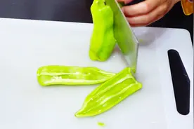 厨师朋友教我的切尖椒的方法，简单又顺手，一学就会！视频封面