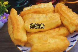 炸油条想要蓬松酥脆，加酵母粉还是泡打粉？都不对，教你正确做法