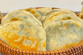 韭菜盒子新做法，不发面不饧面，开水一烫， 个个薄皮大馅不破皮视频封面