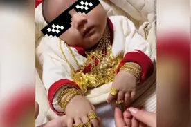 一宝宝满月当天全身戴满金首饰，家人：这是风俗