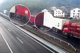 实拍：货车高速紧贴前车前行 发生四车追尾惨变“夹心饼”！视频封面