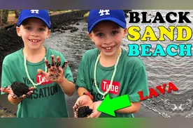 双胞胎来海边玩，这里的沙子居然都是黑色的，太神奇了视频封面