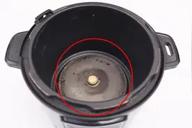 电饭锅发热盘没办法擦？煮饭特别费电，教你简单方法，污渍全去除