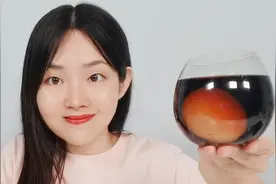 鸡蛋变解压球实验，把鸡蛋泡在可乐里1天，真的会变透明吗？