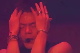 韩娱大老板跳舞居然这么骚气？还和自家艺人抢饭碗，网友：惊了视频封面