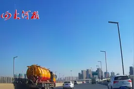 郑州货车闯高架屡禁不止，市民调侃：南四环像是给百吨王货车架的视频封面
