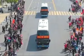 黄石最高规格礼送江苏医疗队 市民夹道欢呼：蛋黄苏，一家亲！视频封面