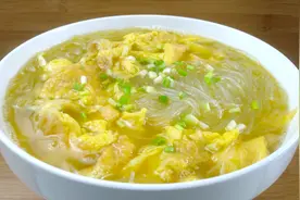 鸡蛋粉丝汤这样做，粉丝入味汤汁鲜美，做法也很简单