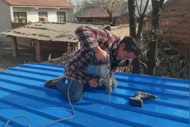 农民专业干这种小型彩钢棚，价格不按平方算，一天半收入2500块