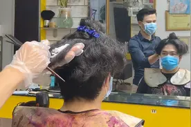 小哥头发厚又自然卷想改变，发型直接拉直，完全变了样