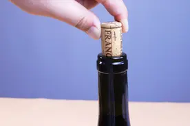 不用开瓶器也能开红酒，姑娘现场操作3种方法，简单又好用视频封面