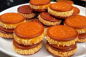 一个南瓜，两盒饼干，小伙精心做成一道美食，看的成品后，太香了