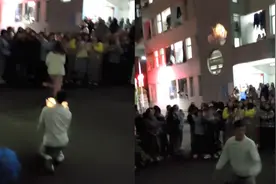 男生当众捧花跪地向女生表白被拒，随后气愤扔花砸中吃瓜群众视频封面