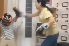 妈妈陪儿子练拳击，儿子被打得找不到北，最后一拳亮了！视频封面