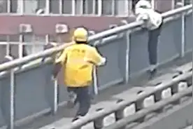 女子放下婴儿转身爬栏杆欲跳桥，外卖小哥扔掉车百米冲刺救下视频封面