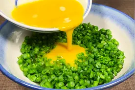 豆角切成丁淋上鸡蛋，没想到这么香，我家一周吃5次，营养又美味视频封面