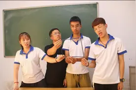 4根筷子摆成十字形，移动1根变成正方形，美女学霸1秒搞定！有才