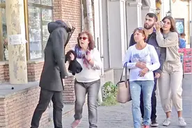 恶搞：假扮塑料模特站街边吓人，大妈被吓惨了！超皮的视频封面