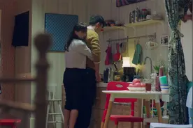 男保姆：美女主动向小伙表白，小伙转身就亲女孩，其实喜欢好久了视频封面