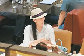 “亿元阔太”吴美珩带女儿外出血拼，富贵老公背景大公开