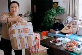 姑姑收到侄子从部队邮的快递，整整三箱又大又沉，开箱后惊喜不断