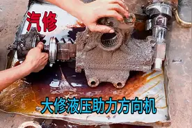 报废的卡车方向机漏油，汽修师傅更换密封套件，进行翻修维修