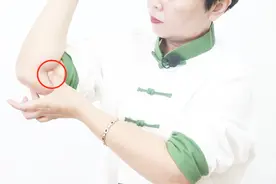 经常手麻、胳膊麻的人，每天揉5分钟，行气活血，专克上肢酸、麻