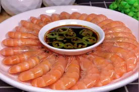 白灼虾不要直接下锅煮，教你正确做法和快速剥虾壳小技巧，收藏了视频封面