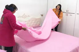 4件套买回来了，婆媳俩把它铺到床上看效果，到底哪个款式更好看