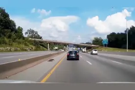 高速开车如何踩刹车？这2个用法简单又高效，还能避免交通事故视频封面