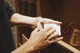 超快单手变牌，手指一弹牌就变了？