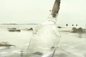 老人在海滩捡到一个漂流瓶，已有107年的历史，直接破了世界纪录视频封面