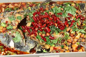 烤鱼原来这么简单，大厨教你诀窍，鱼肉鲜嫩入味，麻辣过瘾吃不够视频封面