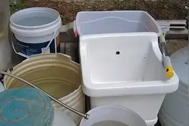 贵州毕节连旱致持续缺水：居民购买水桶蓄水 政府启动应急预案视频封面