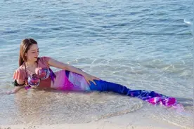 有种“内衣外穿”叫吉娜,穿比基尼装侧卧在海边，蜂腰翘臀太绝了