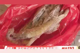 菜市场上买来的活虾煮熟了，竟然有一股刺鼻味道！记者调查