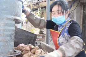红薯怎么变成淀粉？汉中农村红薯加工点，一个半月收入一万多元！视频封面