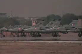 印度展示“古董战机”美洲虎实力：3分钟内快速起飞5架视频封面