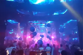 2021最新DJ舞曲《空空如也》，靓妹歌声柔情舞姿撩人，全身陶醉