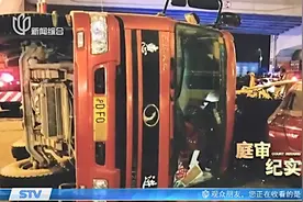 大货车超载转弯刹不住车，撞上一台面包车，司机当场丧命！